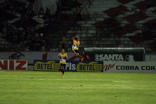Com jogo começando às 19h15, muitos torcedores foram chegando durante a partida; público não foi dos maiores no Arruda