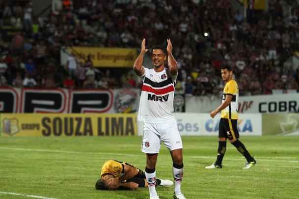 Com jogo começando às 19h15, muitos torcedores foram chegando durante a partida; público não foi dos maiores no Arruda