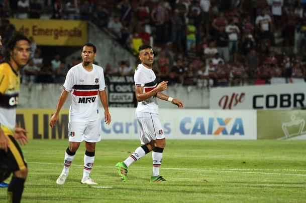 Com jogo começando às 19h15, muitos torcedores foram chegando durante a partida; público não foi dos maiores no Arruda