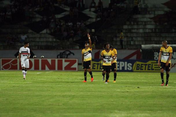 Com jogo começando às 19h15, muitos torcedores foram chegando durante a partida; público não foi dos maiores no Arruda