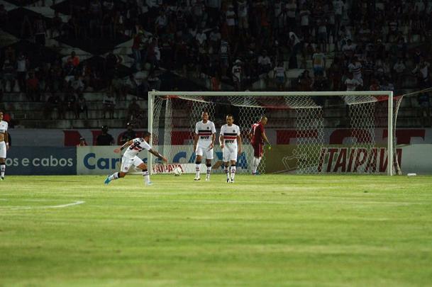 Com jogo começando às 19h15, muitos torcedores foram chegando durante a partida; público não foi dos maiores no Arruda