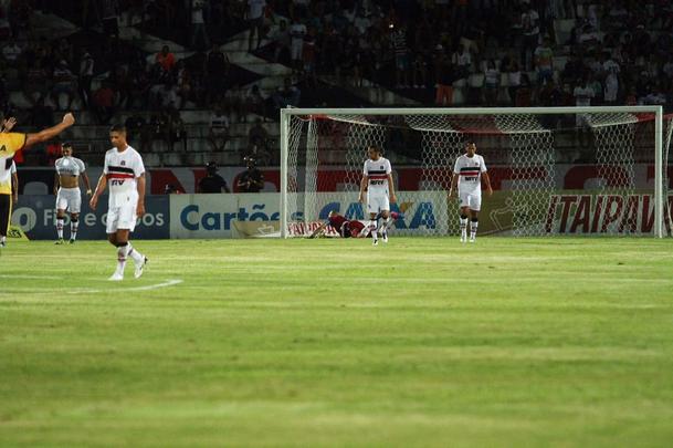 Com jogo começando às 19h15, muitos torcedores foram chegando durante a partida; público não foi dos maiores no Arruda