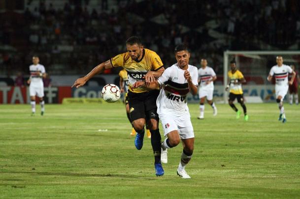 Com jogo começando às 19h15, muitos torcedores foram chegando durante a partida; público não foi dos maiores no Arruda