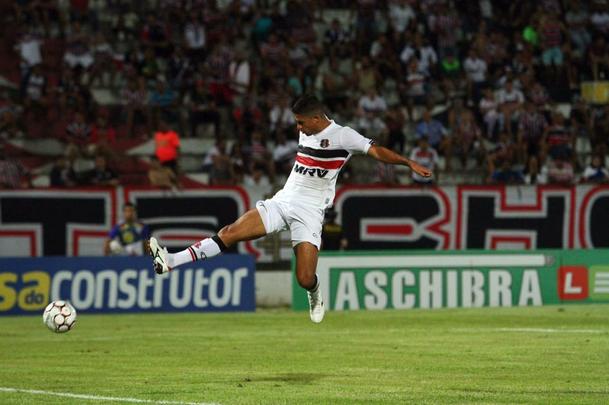 Com jogo começando às 19h15, muitos torcedores foram chegando durante a partida; público não foi dos maiores no Arruda