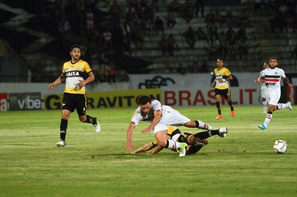 Com jogo começando às 19h15, muitos torcedores foram chegando durante a partida; público não foi dos maiores no Arruda