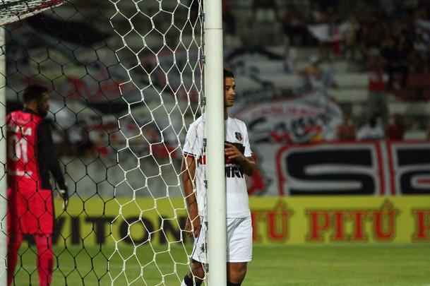 Com jogo começando às 19h15, muitos torcedores foram chegando durante a partida; público não foi dos maiores no Arruda