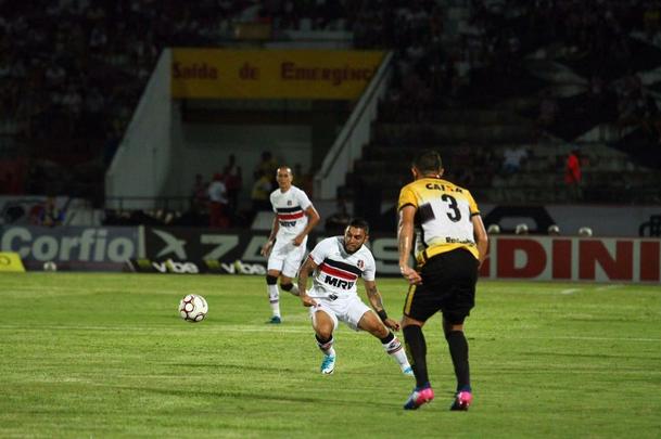 Com jogo começando às 19h15, muitos torcedores foram chegando durante a partida; público não foi dos maiores no Arruda