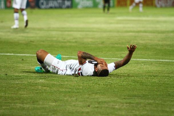 Com jogo começando às 19h15, muitos torcedores foram chegando durante a partida; público não foi dos maiores no Arruda