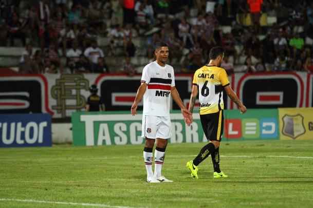 Com jogo começando às 19h15, muitos torcedores foram chegando durante a partida; público não foi dos maiores no Arruda