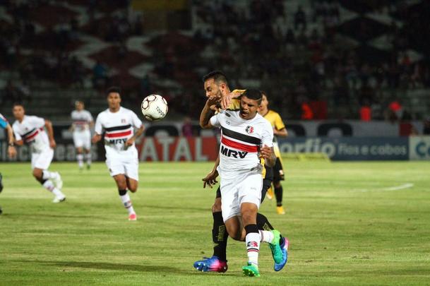 Com jogo começando às 19h15, muitos torcedores foram chegando durante a partida; público não foi dos maiores no Arruda