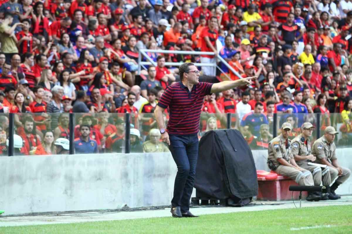 Ilha do Retiro recebeu um bom público no Dia dos Pais para o duelo entre Sport x Ponte preta, válido pela 20ª rodada do Campeonato Brasileiro da Série A