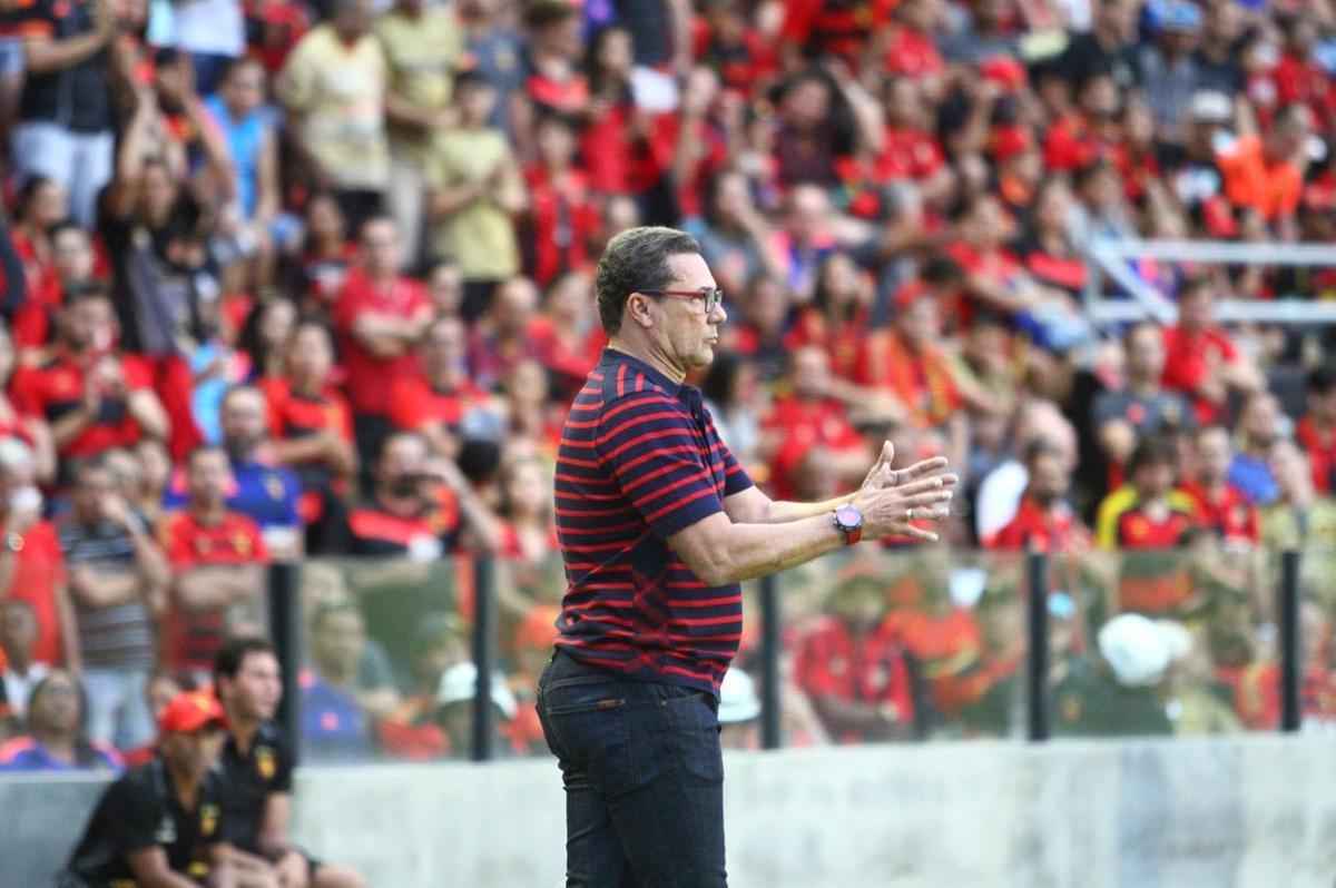 Ilha do Retiro recebeu um bom público no Dia dos Pais para o duelo entre Sport x Ponte preta, válido pela 20ª rodada do Campeonato Brasileiro da Série A