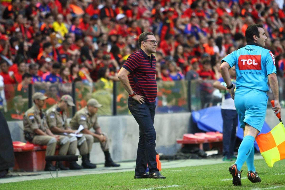 Ilha do Retiro recebeu um bom público no Dia dos Pais para o duelo entre Sport x Ponte preta, válido pela 20ª rodada do Campeonato Brasileiro da Série A