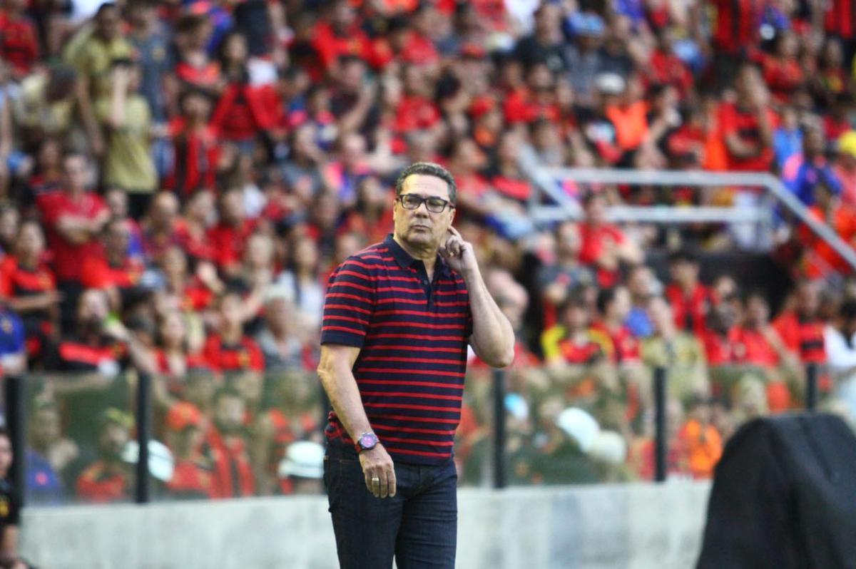 Ilha do Retiro recebeu um bom público no Dia dos Pais para o duelo entre Sport x Ponte preta, válido pela 20ª rodada do Campeonato Brasileiro da Série A