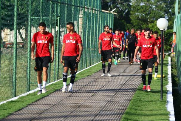 Luxemburgo trabalhou o time titular com: Magro; Samuel Xavier, Henrquez, Ronaldo e Mena; Patrick, Rithely, Everton Felipe, Diego Souza e Lenis; Andr