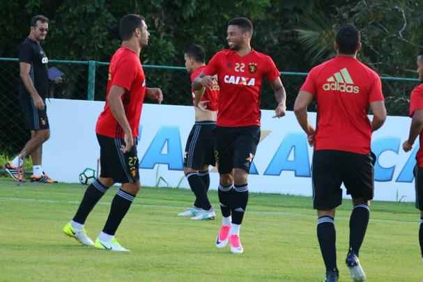 Luxemburgo trabalhou o time titular com: Magro; Samuel Xavier, Henrquez, Ronaldo e Mena; Patrick, Rithely, Everton Felipe, Diego Souza e Lenis; Andr