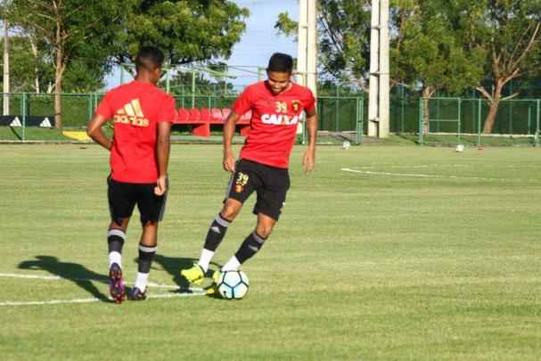 Luxemburgo trabalhou o time titular com: Magro; Samuel Xavier, Henrquez, Ronaldo e Mena; Patrick, Rithely, Everton Felipe, Diego Souza e Lenis; Andr