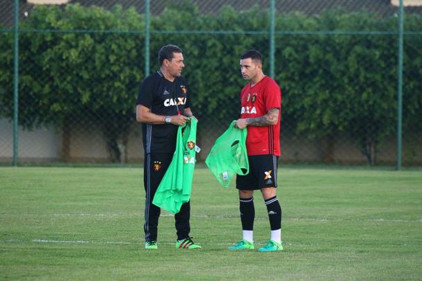 Luxemburgo trabalhou o time titular com: Magro; Samuel Xavier, Henrquez, Ronaldo e Mena; Patrick, Rithely, Everton Felipe, Diego Souza e Lenis; Andr