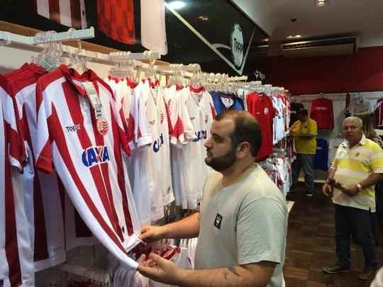Os novos uniformes j esto  venda na loja oficial do Nutico. 