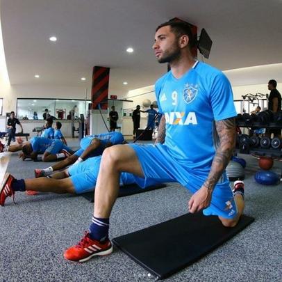 Elenco rubro-negro trabalhou, na tarde desta tera-feira, pela primeira vez com o uniforme todo azul, nova vestimenta para treinos do clube 