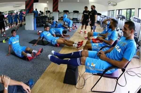 Elenco rubro-negro trabalhou, na tarde desta tera-feira, pela primeira vez com o uniforme todo azul, nova vestimenta para treinos do clube 