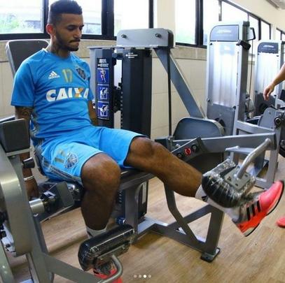 Elenco rubro-negro trabalhou, na tarde desta tera-feira, pela primeira vez com o uniforme todo azul, nova vestimenta para treinos do clube 