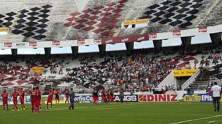 Santa Cruz e CRB se enfrentam no estdio do Arruda com time coral na luta contra rebaixamento