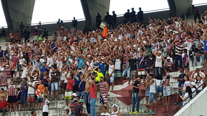 Santa Cruz e CRB se enfrentam no estdio do Arruda com time coral na luta contra rebaixamento