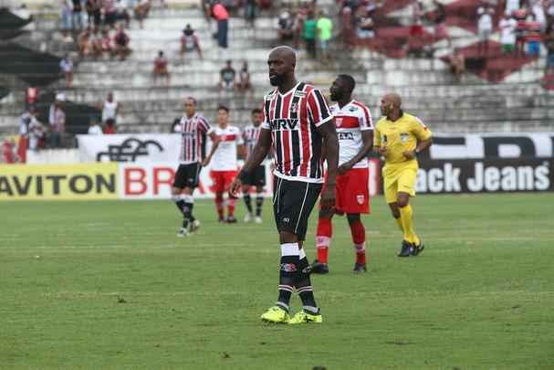 Santa Cruz e CRB se enfrentam no estdio do Arruda com time coral na luta contra rebaixamento