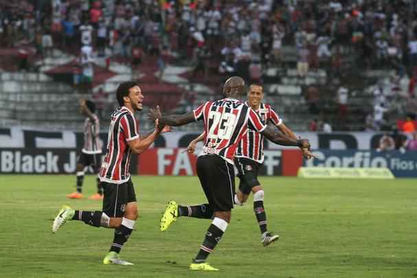 Santa Cruz e CRB se enfrentam no estdio do Arruda com time coral na luta contra rebaixamento