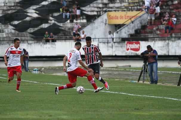 Santa Cruz e CRB se enfrentam no estdio do Arruda com time coral na luta contra rebaixamento