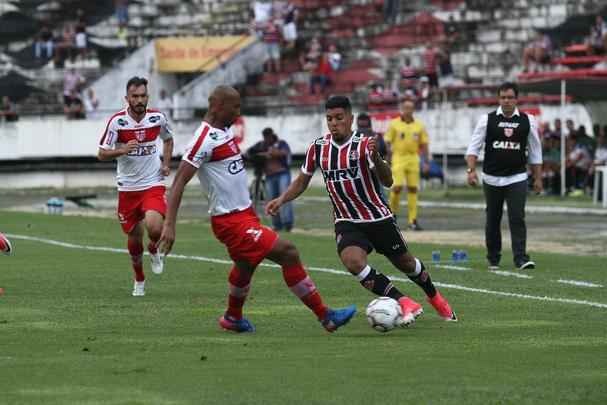Santa Cruz e CRB se enfrentam no estdio do Arruda com time coral na luta contra rebaixamento