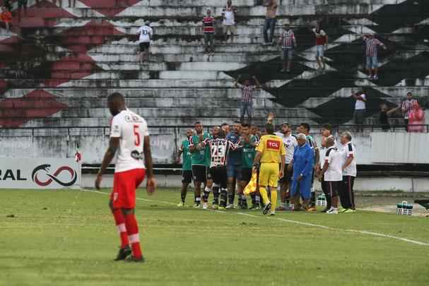 Santa Cruz e CRB se enfrentam no estdio do Arruda com time coral na luta contra rebaixamento