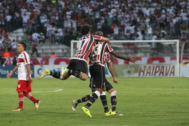 Santa Cruz e CRB se enfrentam no estdio do Arruda com time coral na luta contra rebaixamento