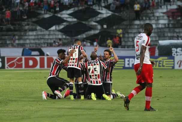 Santa Cruz e CRB se enfrentam no estdio do Arruda com time coral na luta contra rebaixamento
