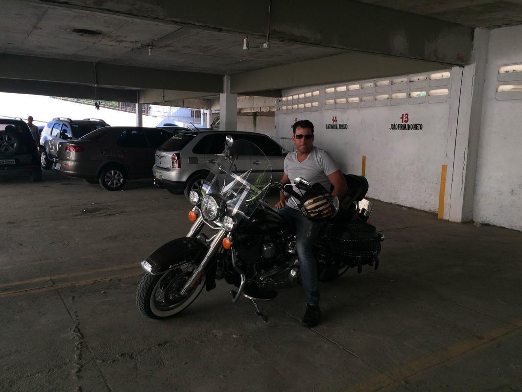 Despido de qualquer esteretipo de treinador e amante de motocicletas, em entrevista ao Superesportes ainda em 2015, o comandante chegou ao Arruda pilotando uma possante moto Harley-Davidson. 