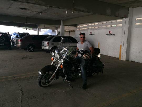 Despido de qualquer esteretipo de treinador e amante de motocicletas, em entrevista ao Superesportes ainda em 2015, o comandante chegou ao Arruda pilotando uma possante moto Harley-Davidson. 