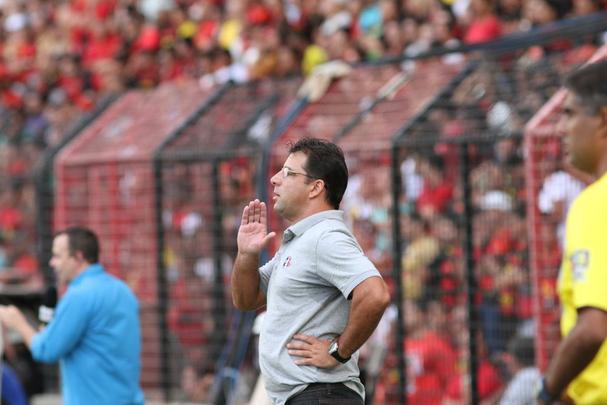 A aposta deu certo. Martelotte conduziu o Tricolor durante a conquista do Pernambucano 2013 sobre o Sport, garantindo o tricampeonato estadual do Santa Cruz, na Ilha do Retiro, com gols de Caa-Rato e Sandro Manoel e um dia antes do aniversrio do rival. Era a primeira conquista de Martelotte como treinador. Em alta, transferiu-se para o Sport em uma sada polmica na poca. 