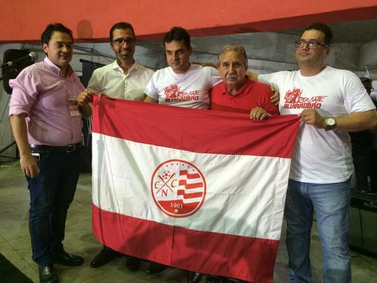 Ivan Brondi posa para foto entre Digenes Braga (E) e Edno Melo (D), futuros vice-presidente e presidente do clube a partir de 2018