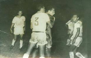 Foto registra Ivan Brondi (D) na prorrogao da final do Campeonato Pernambucano de 1968 que rendeu o hexacampeonato para o Nutico. O placar do jogo foi 1 a 0