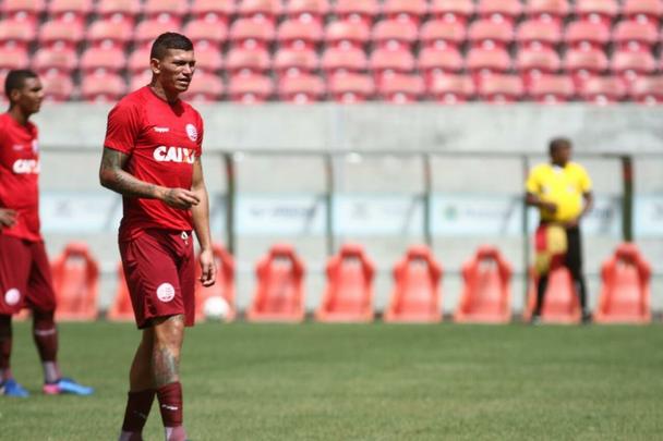 Roberto Fernandes faz testes no Nutico para luta contra rebaixamento  Srie C