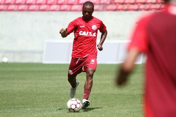 Roberto Fernandes faz testes no Náutico para luta contra rebaixamento à Série C