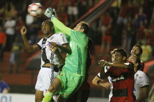 O Sport aproveitou melhor as oportunidades criadas no primeiro tempo de jogo com a Ponte Preta. Assim, apesar de certo equilbrio na etapa, o Leo finalizou na frente do placar, com 2 a 0