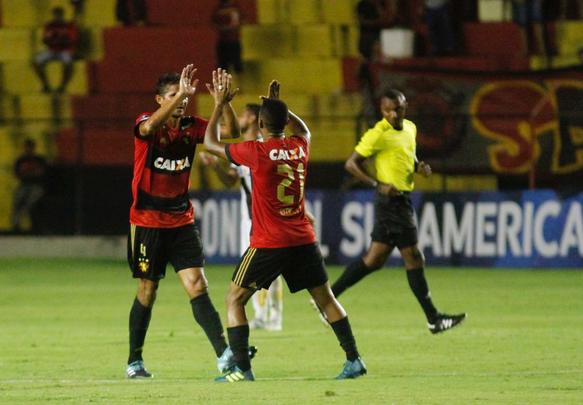 O Sport aproveitou melhor as oportunidades criadas no primeiro tempo de jogo com a Ponte Preta. Assim, apesar de certo equilbrio na etapa, o Leo finalizou na frente do placar, com 2 a 0