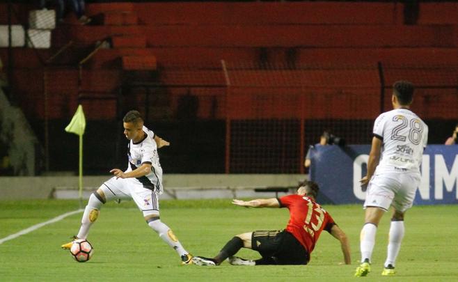 O Sport aproveitou melhor as oportunidades criadas no primeiro tempo de jogo com a Ponte Preta. Assim, apesar de certo equilbrio na etapa, o Leo finalizou na frente do placar, com 2 a 0