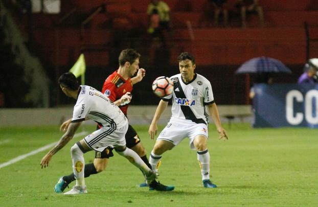 No segundo tempo, o Sport deslanchou. Dominou a partida desde o incio, mas abusou de perder gols que poderiam ter dado ao time uma vantagem maior no placar. O Leo chegou a fazer 3 a 0, mas, no fim da partida, a Ponte Preta marcou um gol que deixa a deciso da vaga totalmente em aberto