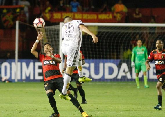 No segundo tempo, o Sport deslanchou. Dominou a partida desde o incio, mas abusou de perder gols que poderiam ter dado ao time uma vantagem maior no placar. O Leo chegou a fazer 3 a 0, mas, no fim da partida, a Ponte Preta marcou um gol que deixa a deciso da vaga totalmente em aberto