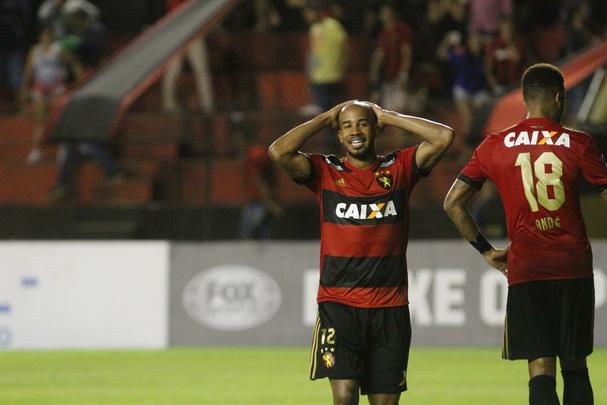 No segundo tempo, o Sport deslanchou. Dominou a partida desde o incio, mas abusou de perder gols que poderiam ter dado ao time uma vantagem maior no placar. O Leo chegou a fazer 3 a 0, mas, no fim da partida, a Ponte Preta marcou um gol que deixa a deciso da vaga totalmente em aberto