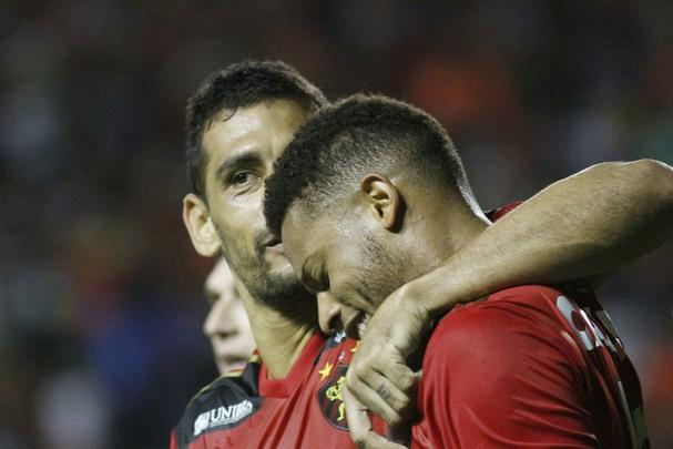 No segundo tempo, o Sport deslanchou. Dominou a partida desde o incio, mas abusou de perder gols que poderiam ter dado ao time uma vantagem maior no placar. O Leo chegou a fazer 3 a 0, mas, no fim da partida, a Ponte Preta marcou um gol que deixa a deciso da vaga totalmente em aberto