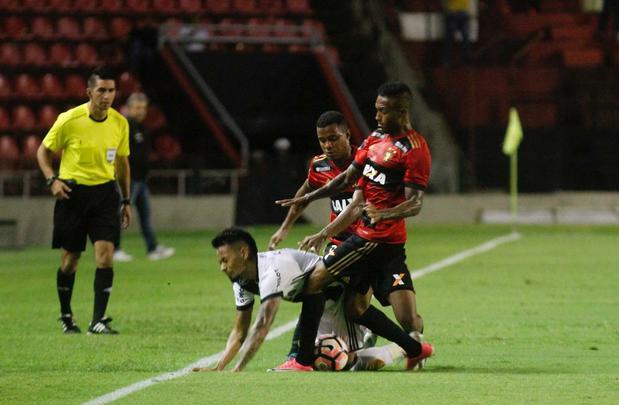 No segundo tempo, o Sport deslanchou. Dominou a partida desde o incio, mas abusou de perder gols que poderiam ter dado ao time uma vantagem maior no placar. O Leo chegou a fazer 3 a 0, mas, no fim da partida, a Ponte Preta marcou um gol que deixa a deciso da vaga totalmente em aberto